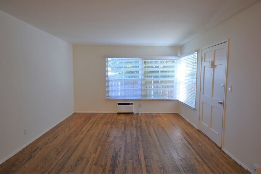 Building Photo - 11645 Moorpark St