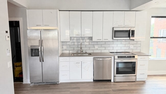 Building Photo - 4830 W Belle Plaine Ave