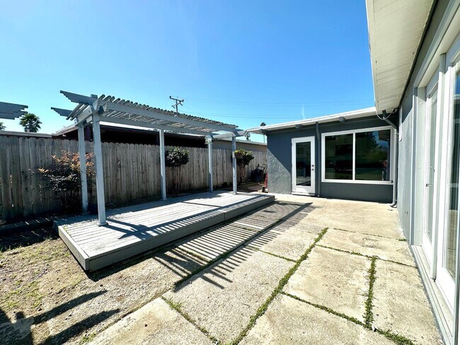 Building Photo - 1111 Marionola Way