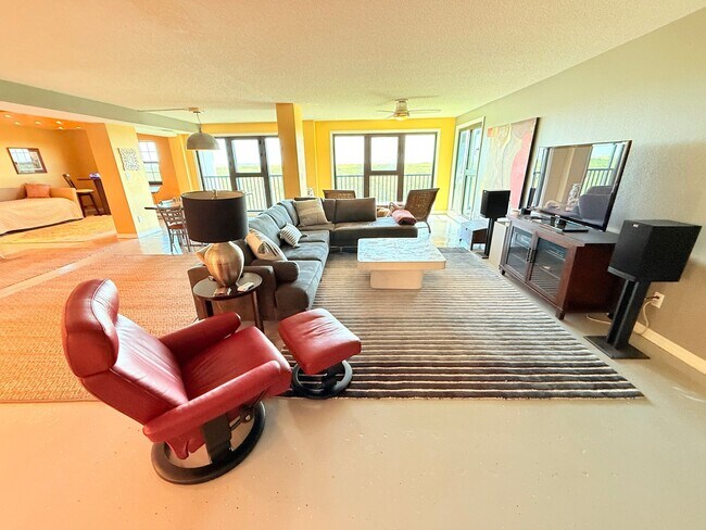 Building Photo - Huge Loft-Style 1 bed 1.5 Bath for Rent in...