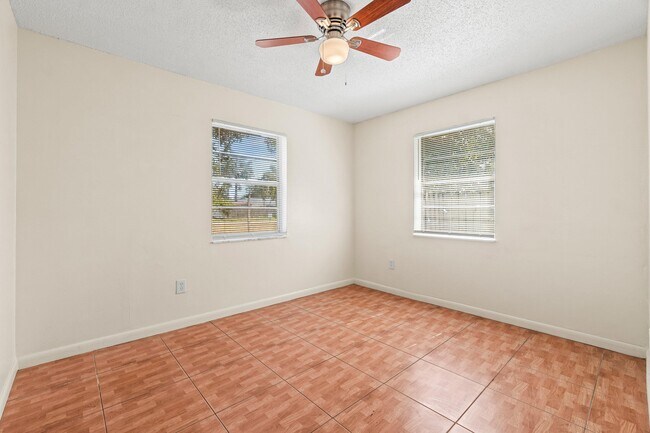 Building Photo - 4881 Gulfstream Rd