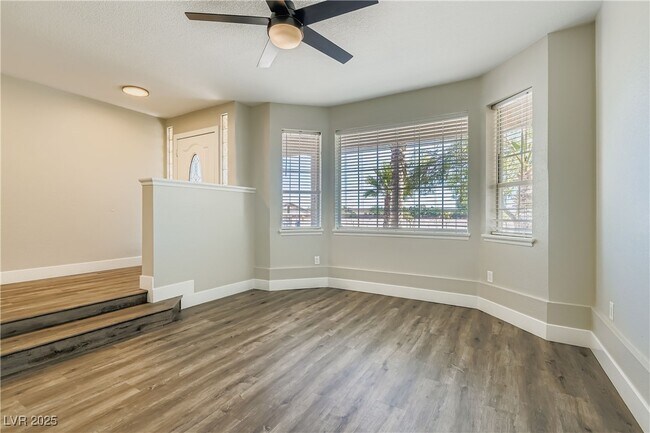 Building Photo - 6690 N Torrey Pines Dr