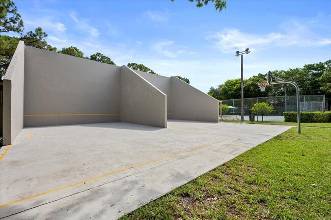 Building Photo - 406 4th Terrace
