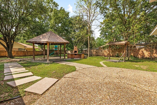 Building Photo - 2114 Briargreen Dr