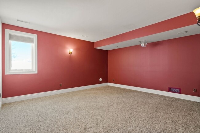 Building Photo - Large 5 Bedroom Home W/ Fenced yard