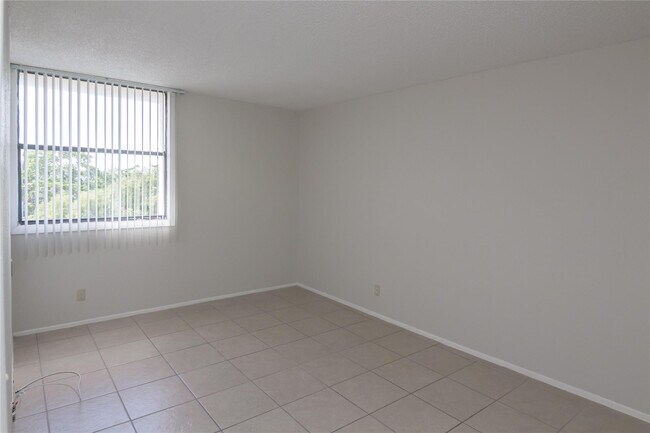 Building Photo - 2701 Riverside Dr