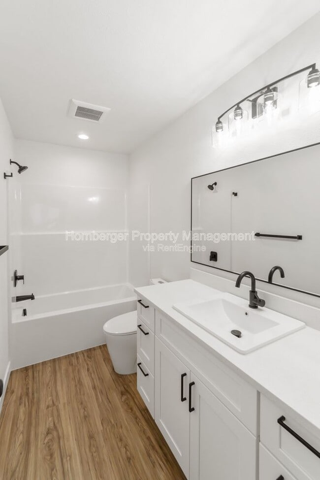 Building Photo - 2715 E Columbia Ave