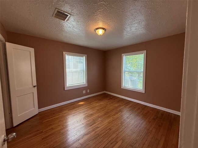 Building Photo - 5424 Nightingale Dr