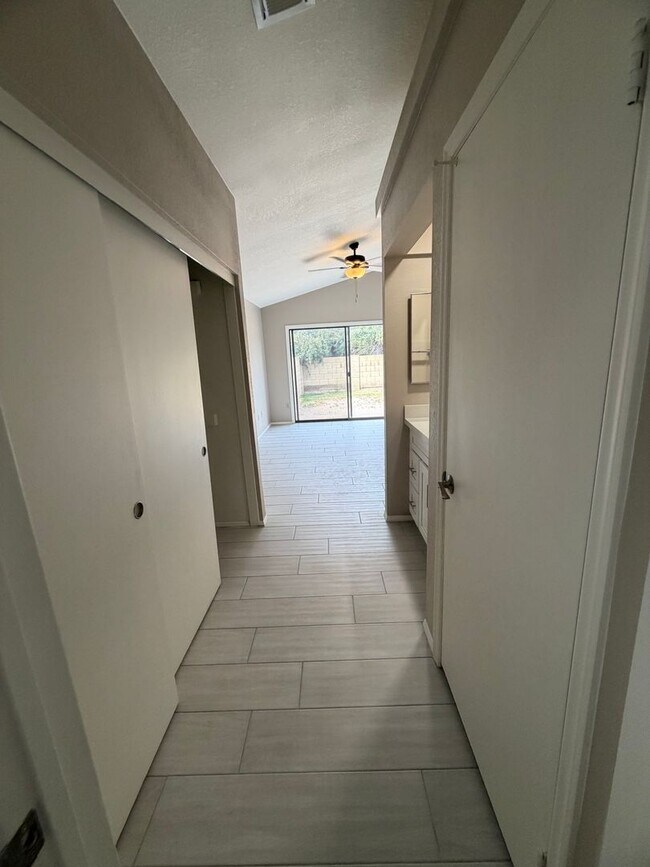 Building Photo - Newly Remodeled Glendale Home