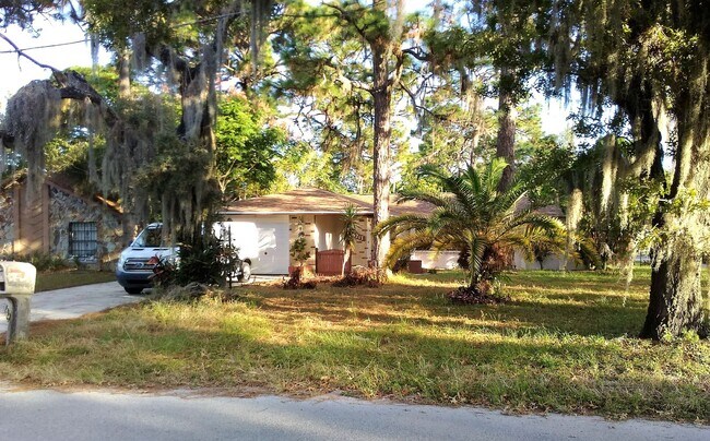 Building Photo - Corner Lot Home in New Port Richey