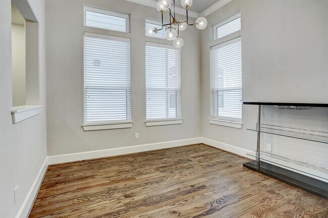 Building Photo - 1057 W 25th St