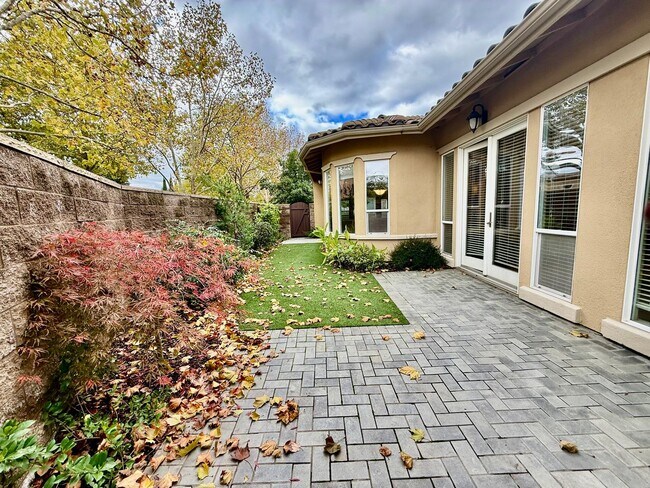 Building Photo - Executive Home available NOW