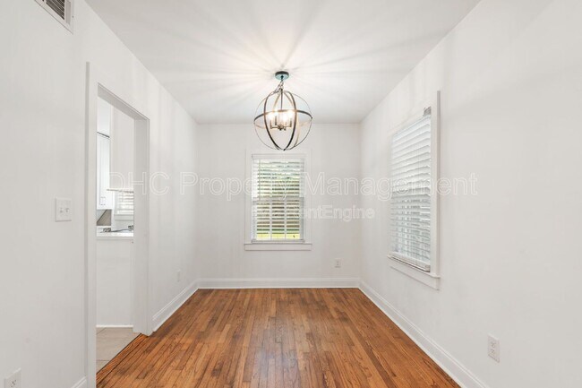 Building Photo - 402 S Columbia Dr