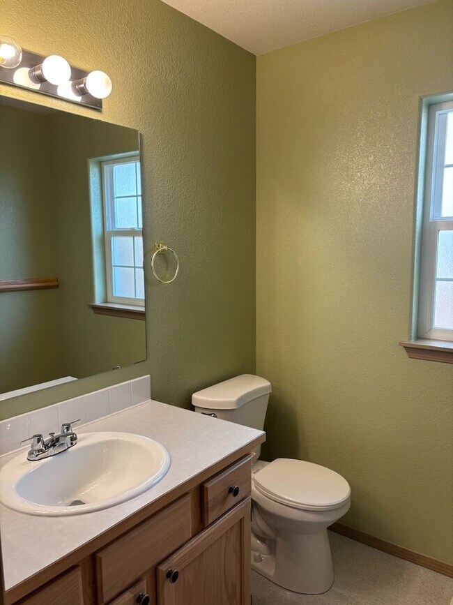 Building Photo - Beautiful 2 Bedroom, 2 Bath Bridlewood Ram...