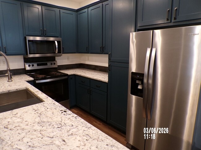 Building Photo - Newly remodeled Meadows Townhome