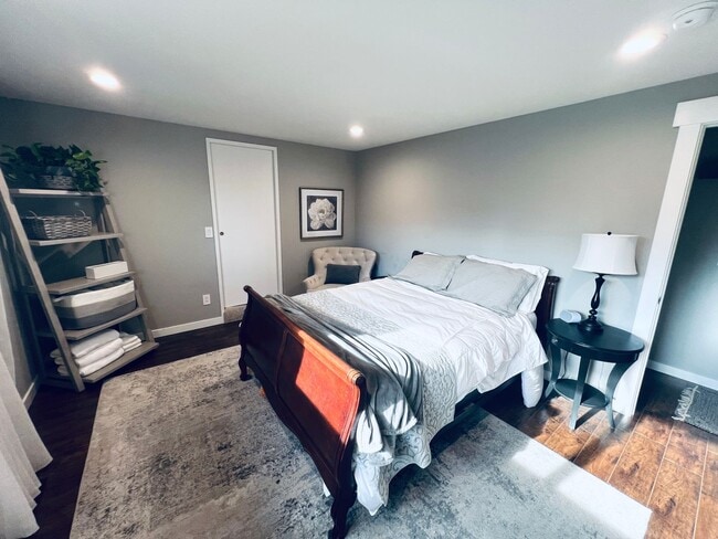 Building Photo - 2 bedroom, 2 bath short term 3-6 month ren...