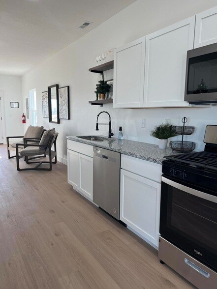 Building Photo - 929 N Blake Ave