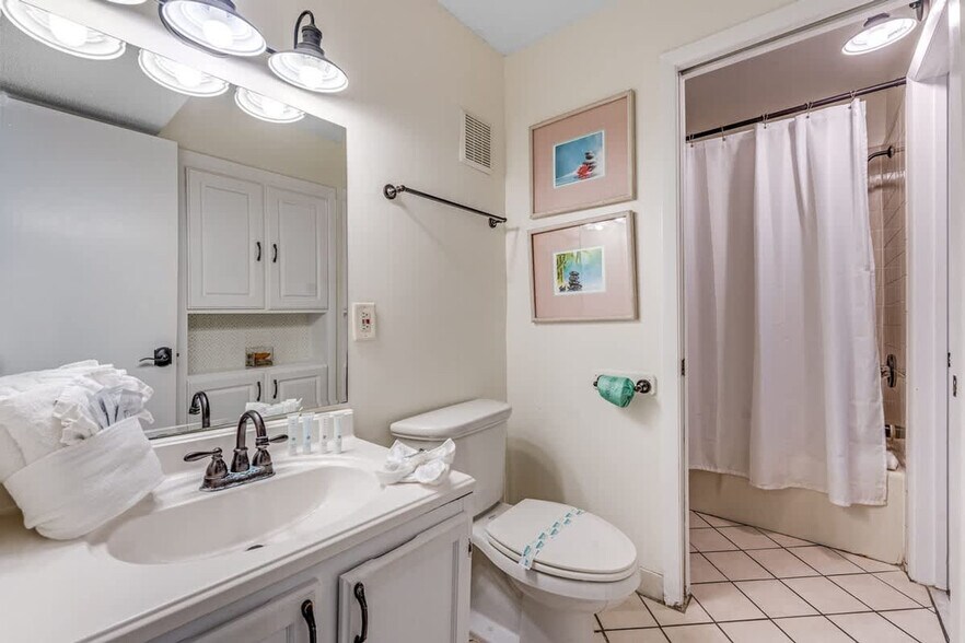 Building Photo - 8743 Thomas Dr