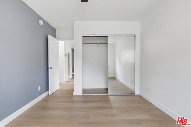 Building Photo - 222 S Ave 63