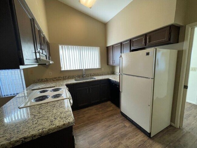 Building Photo - 3221 E Crescent Ave