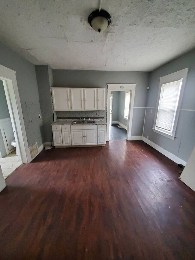 Building Photo - Charming 4-Bedroom Property in Prime Location