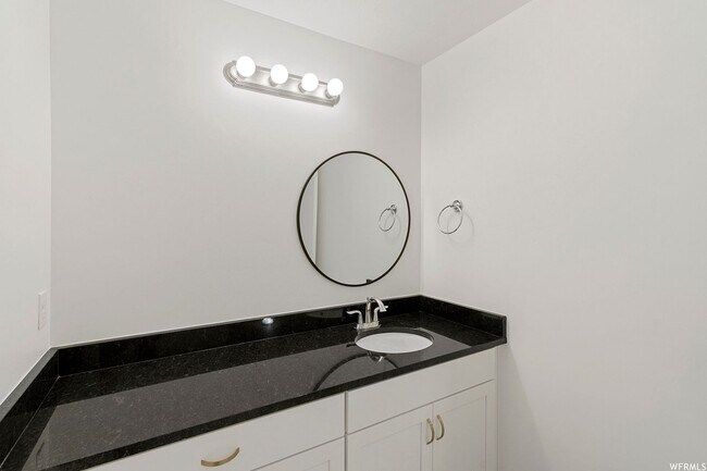 Building Photo - Stunning Home Right on the Golf Course!