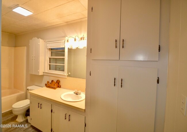 Building Photo - 2114 S Ave F