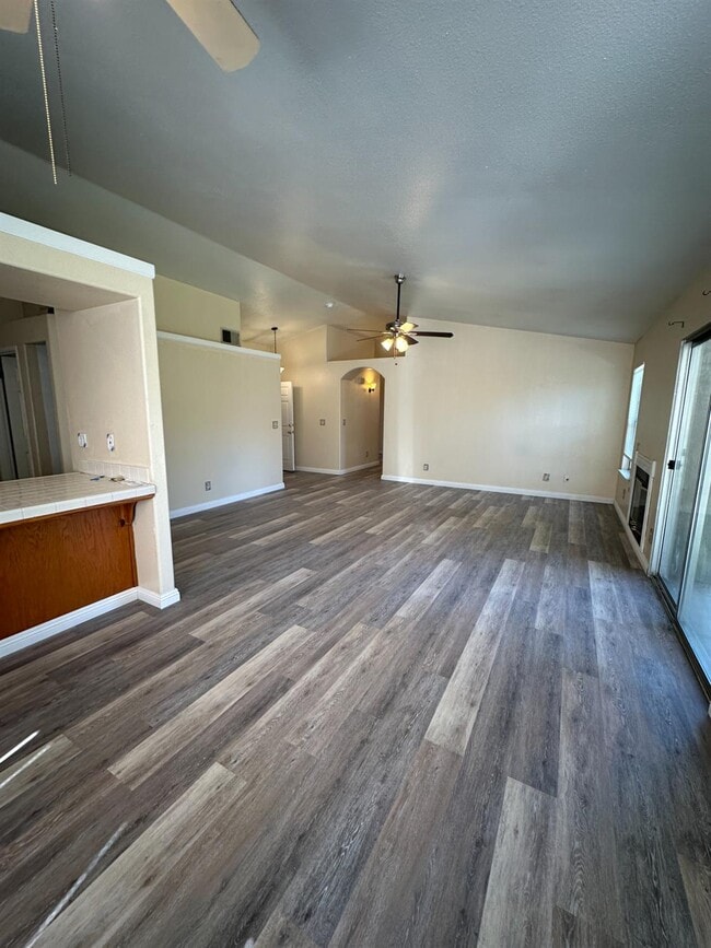 Building Photo - 5560 N Ellendale Ave