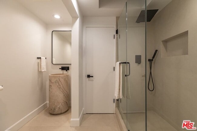 Building Photo - 624 N Beverly Dr