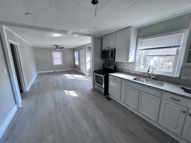 Building Photo - MOVE-IN READY! $250 off 1st full month's rent with move-in by 7/4/26!!