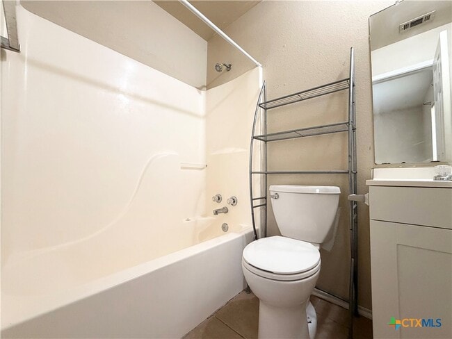 Building Photo - 898 Advance St