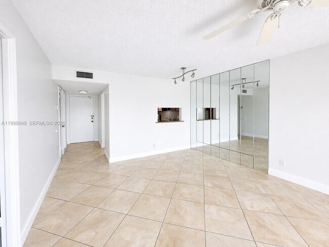 Building Photo - 950 Hillcrest Dr