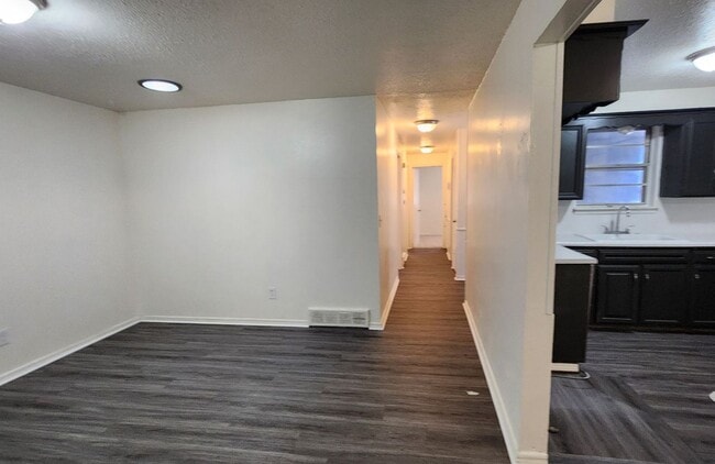 Building Photo - 5 bedroom 2.5 bath - Accepting Housing Vouchers