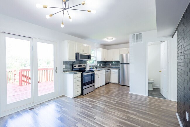 Building Photo - Amazing 3 BR/1.5 BA Townhome in Landover!
