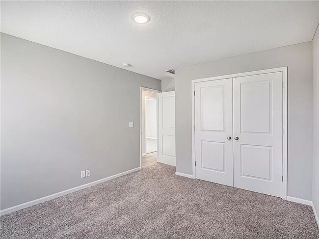 Building Photo - $1000 Look & Lease Special