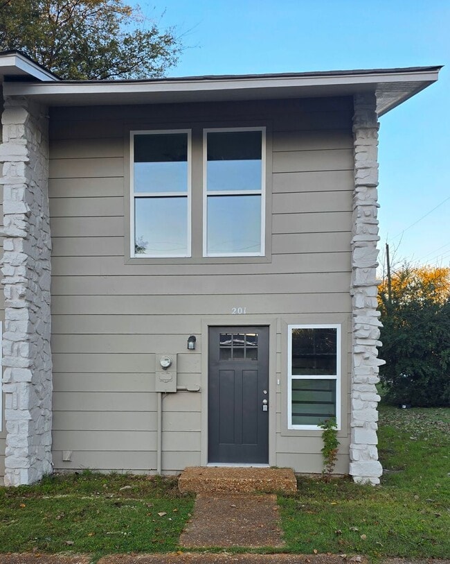 Building Photo - Newly Remodeled 2/1.5 Townhouse in Newport!