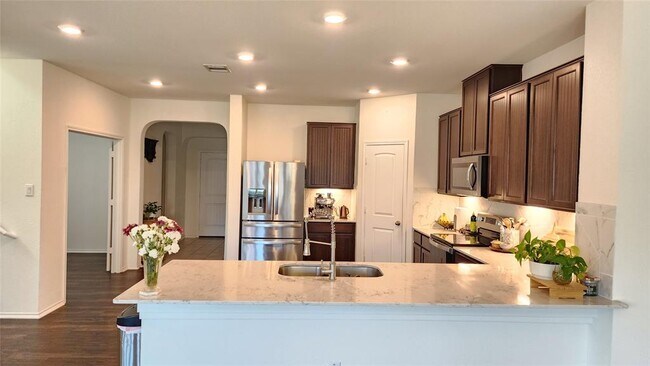 Building Photo - 402 Parrot Tulip View