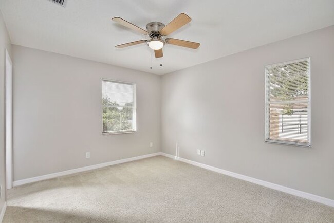 Building Photo - Cozy 2/2.5 Spacious Townhome with 2 Master...