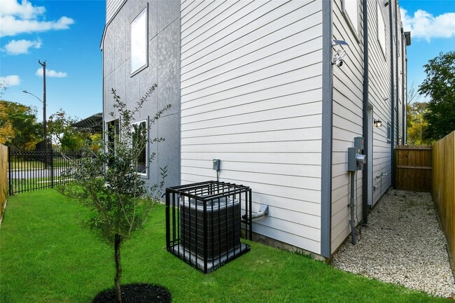 Building Photo - 3233 Tuam St