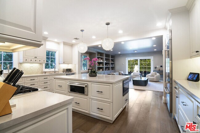 Building Photo - 9145 Sawyer St