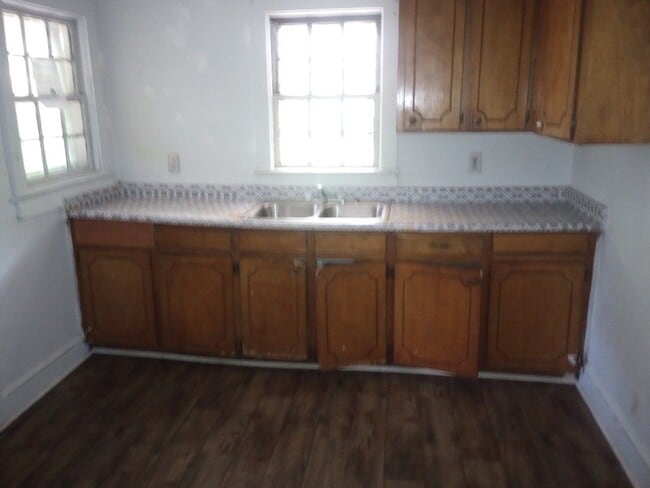 Building Photo - 3 Bedroom 1 Bathroom