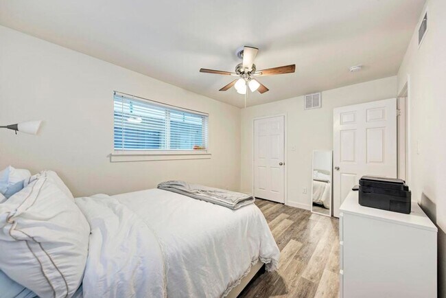 Building Photo - WASHER / DRYER, WOOD FLOORS OPEN LIVING LAYOUT !!