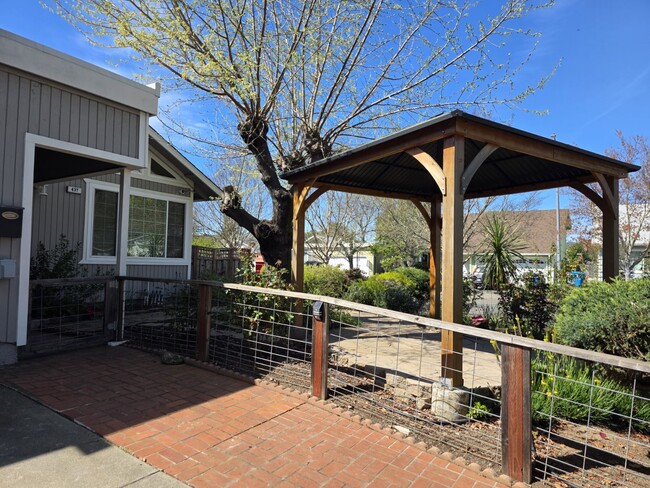 Building Photo - 437 Korbel Pl