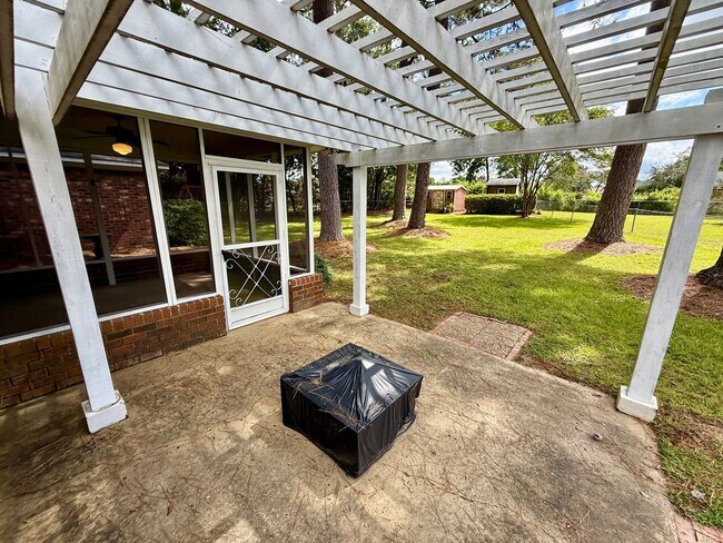 Building Photo - 4 Bedroom Brick Home in Alice Drive Area!