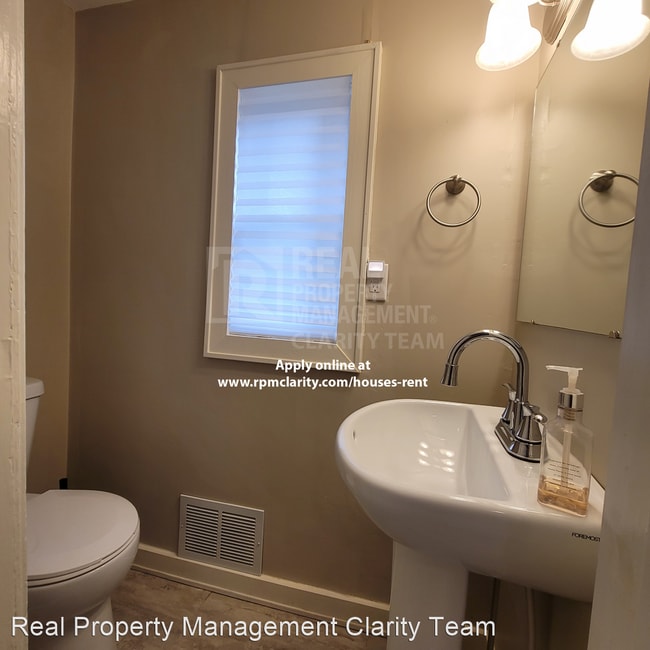 Building Photo - 3 br, 1.5 bath House - 2041 Perth St