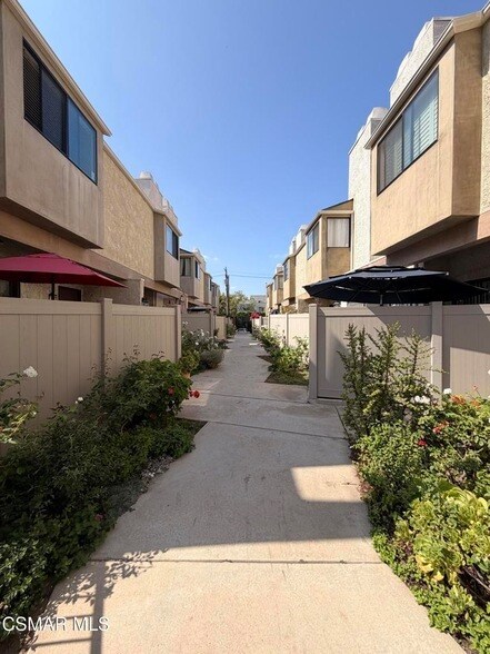 Building Photo - 18242 Burbank Blvd
