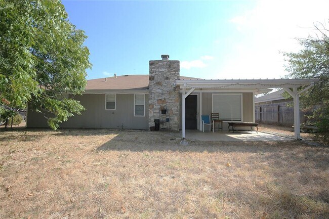 Building Photo - 1902 Garden Villa Dr