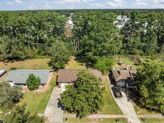 Building Photo - Charming Rental in Central Location