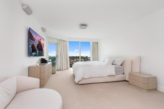 Building Photo - 20201 E Country Club Dr