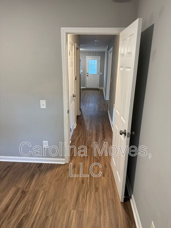 Building Photo - 16 Flower Dr